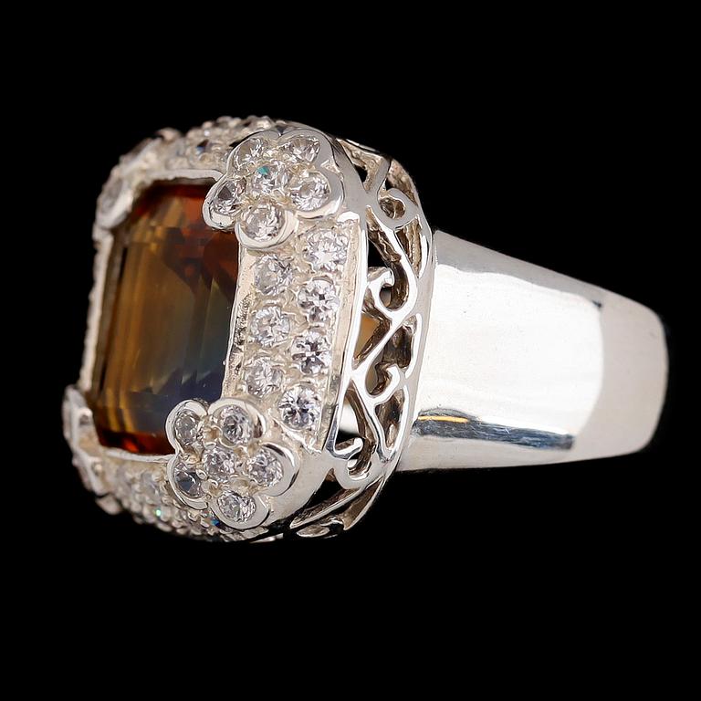 RING, vitguldspläterat sterlingsilver, flerfärgad kvarts ca 19.00 ct , vita safirer tot ca 1.70 ct.