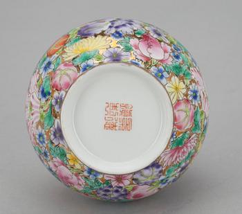 VAS, äggskalsporslin, Kina 1900-tal.