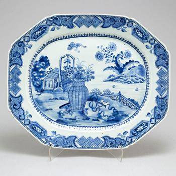 A massive blue and white export porcelain serving dish, Qing dynasty, Qianlong (1736-95).