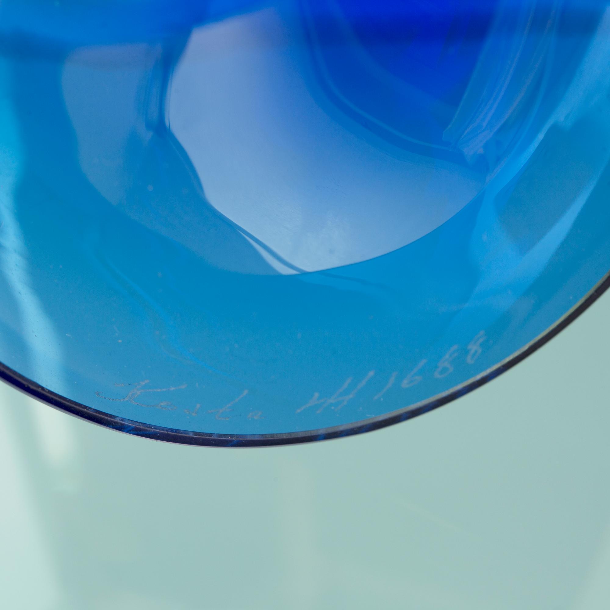 VICKE LINDSTRAND, a glass bowl and av vase, Kosta.