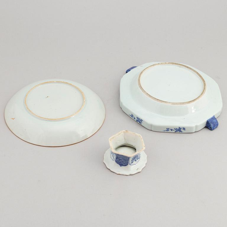 Värmetallrik, saltkar, samt skålfat, porslin. Qing dynastin, 1700-tal.