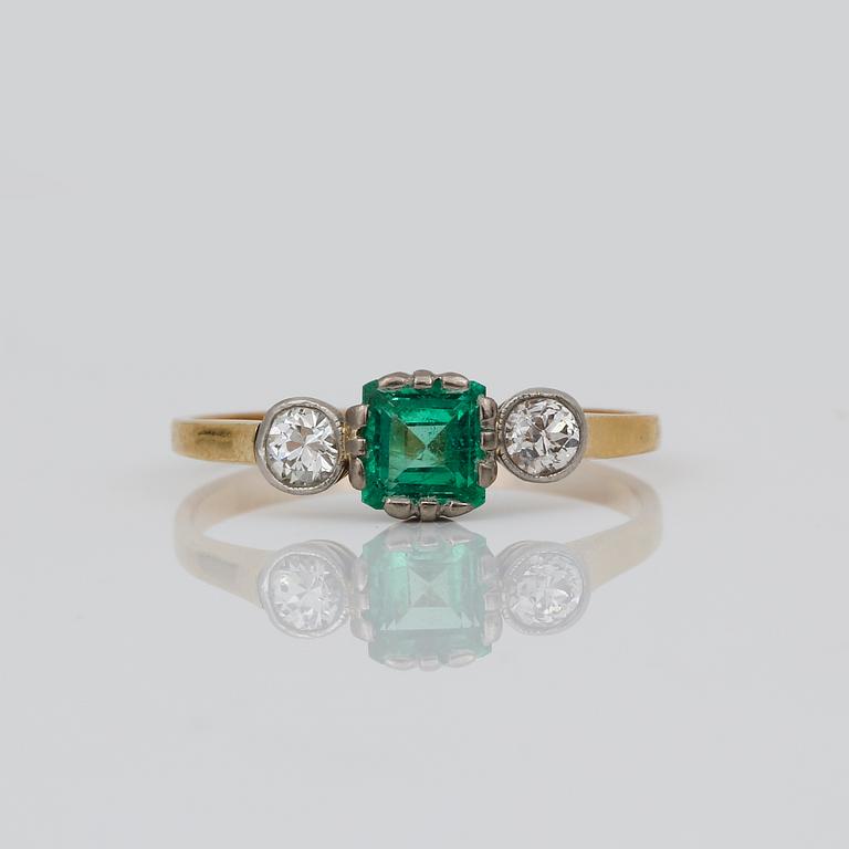 RING, 18K guld med trappslipad smaragd ca 0,50 ct samt gammalslipade diamanter tot ca 0,20 ct. Total vikt ca 2,02 g.