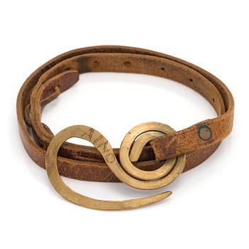 Alexander Calder, vyönsolki nahkaremmillä 1938.