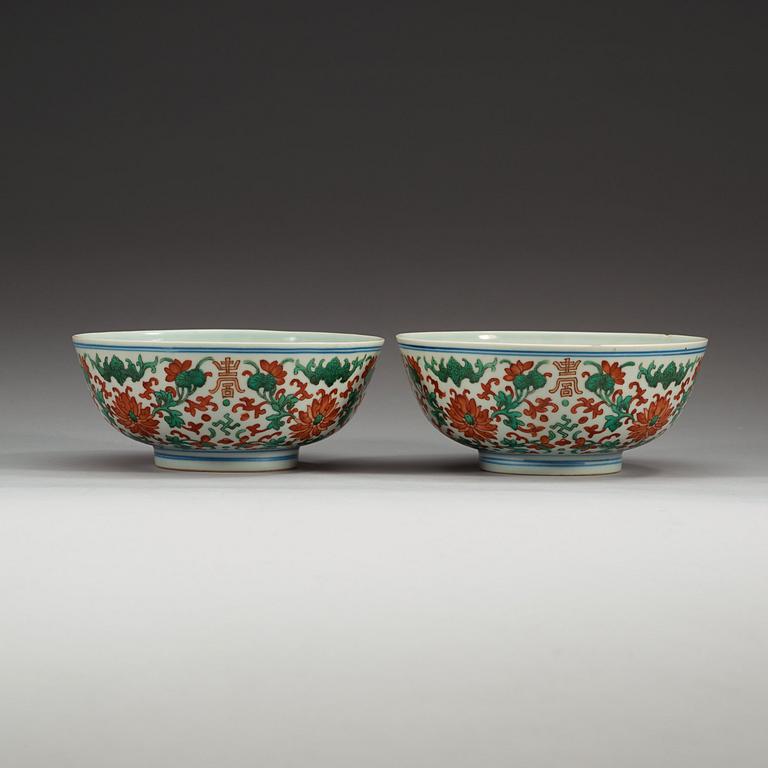 A pair of enameled bowls, Qing dynasty, 19th Century with Jiaqing seal mark.