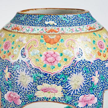 Praktvas, porslin. Qingdynastin, 1800-tal.
