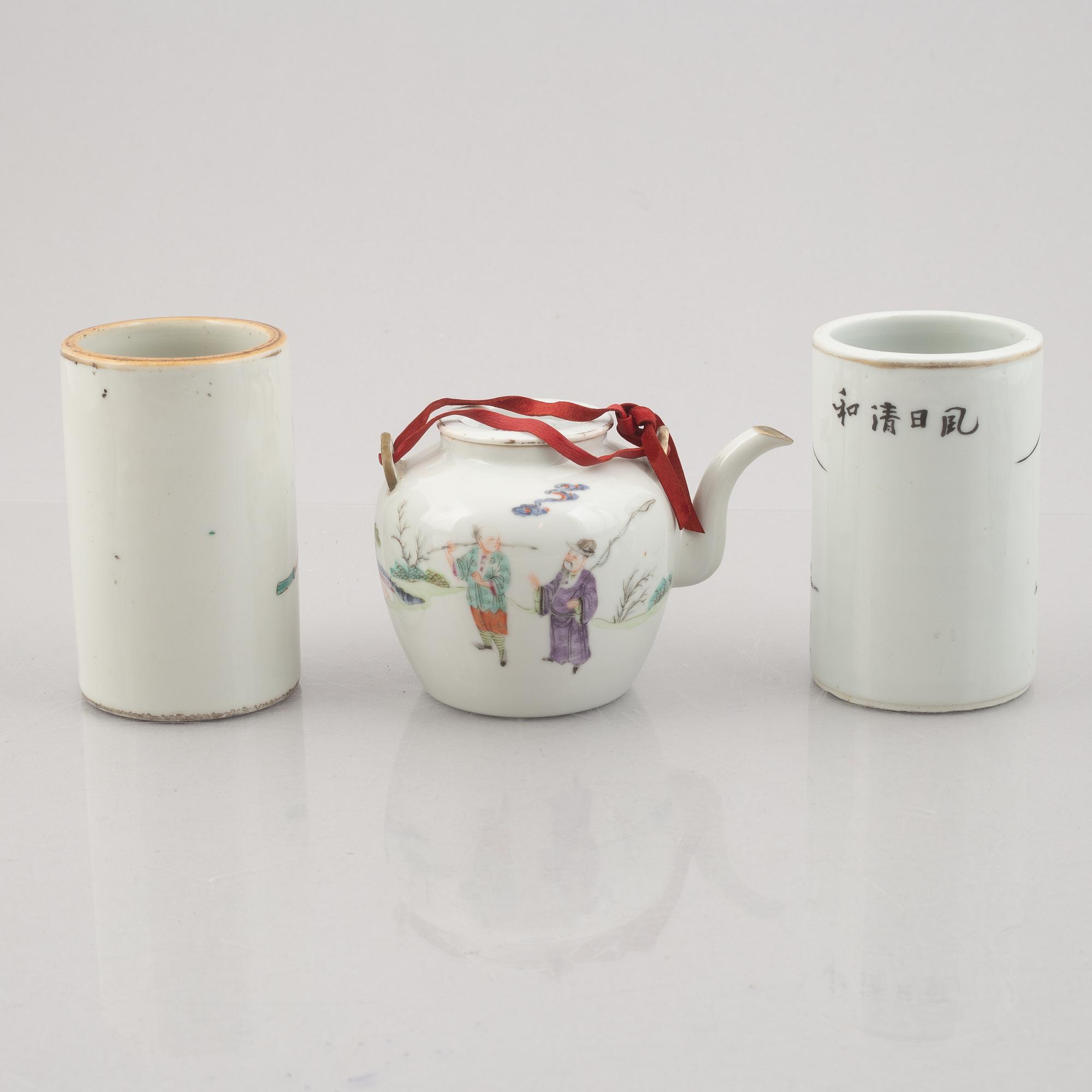 Vaser, tre stycken, tekanna och kopp med lock, porslin, Kina, Qingdynastin, 1800-/1900-tal.