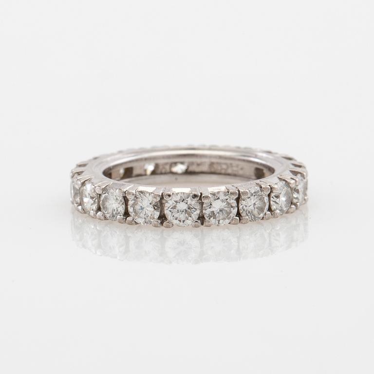 Ring, full eternity band in 18K white gold set with round brilliant-cut diamonds.