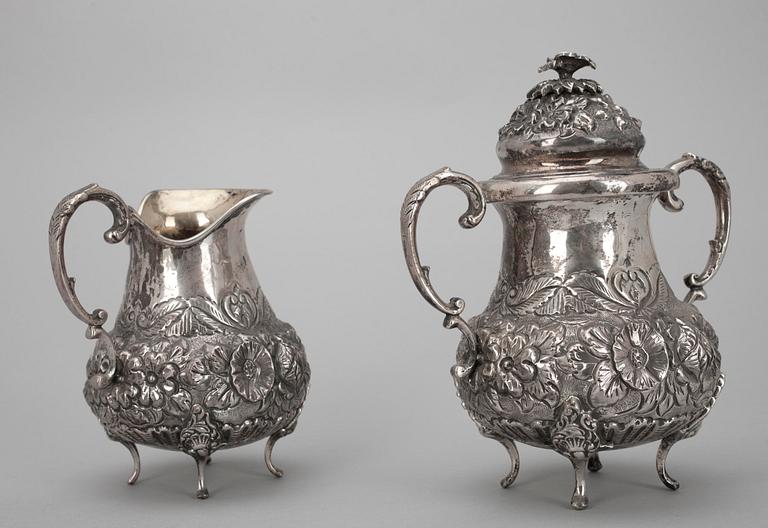 SOCKERSKÅL samt GRÄDDSNÄCKA, silver, nyrokoko, 1900-talets första hälft. Vikt 947 g.