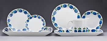 MATSERVIS, 23 delar, flintgods och benporslin, "Prunus", Stig Lindberg, Gustavsberg, 1962-74.