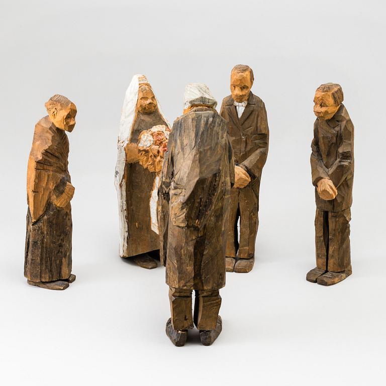 AXEL PETERSSON DÖDERHULTARN, Skulpturgrupp, "Bröllop", bestående av 5 figurer, snidad och delvis bemålat trä.