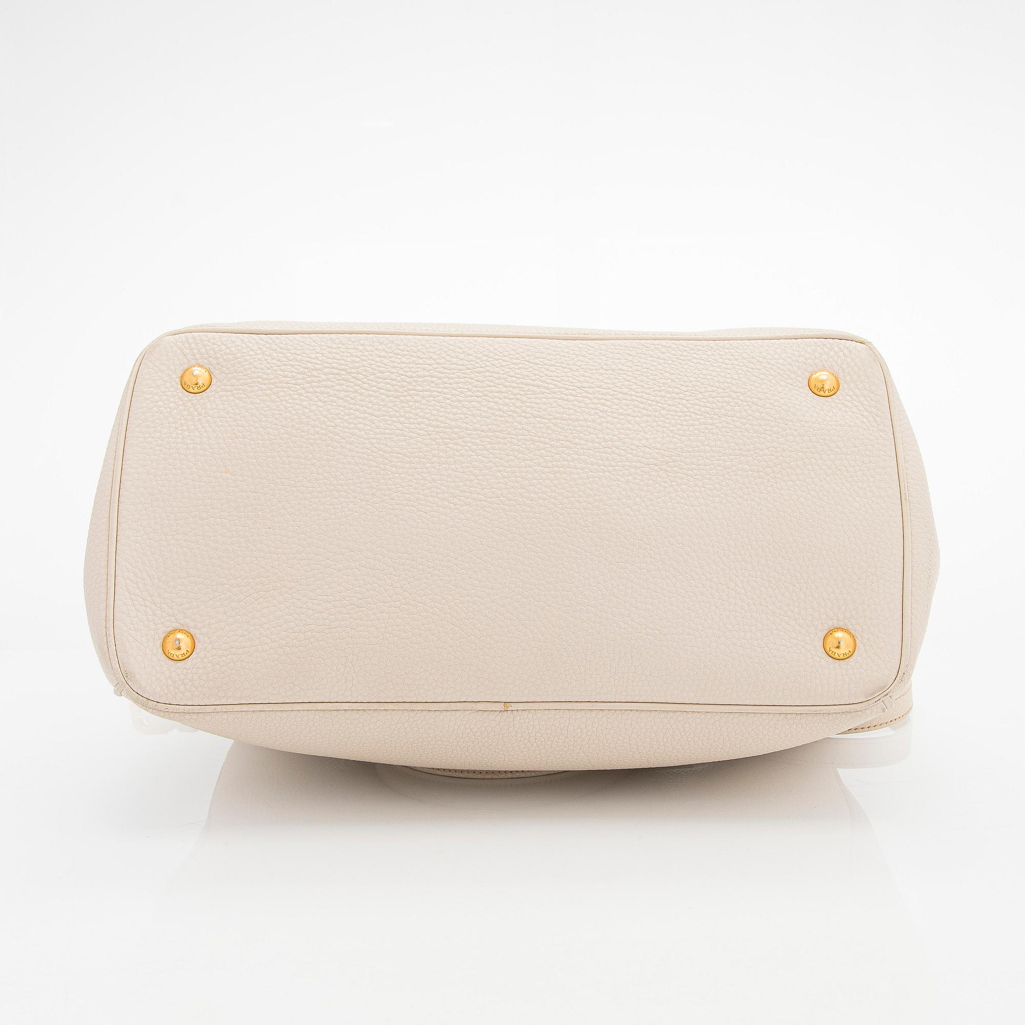 Prada, a 'Vitello Daino Tote' bag.