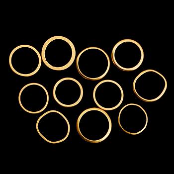 RINGAR, 11 st, 23 k guld. Vikt ca 56 gram.