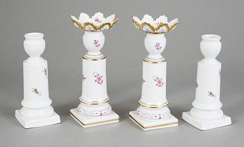 LJUSSTAKAR, två par varav ett par med ljusmanschetter. Meissen, 1900-tal.