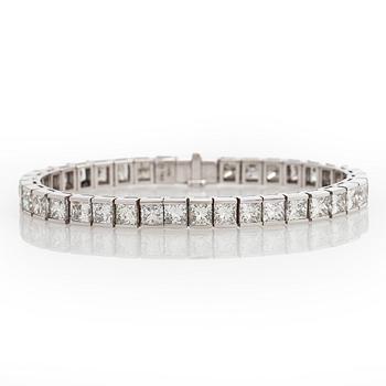 Tennis bracelet, princess cut diamonds c. 19.50 ct in total, 18K white gold.