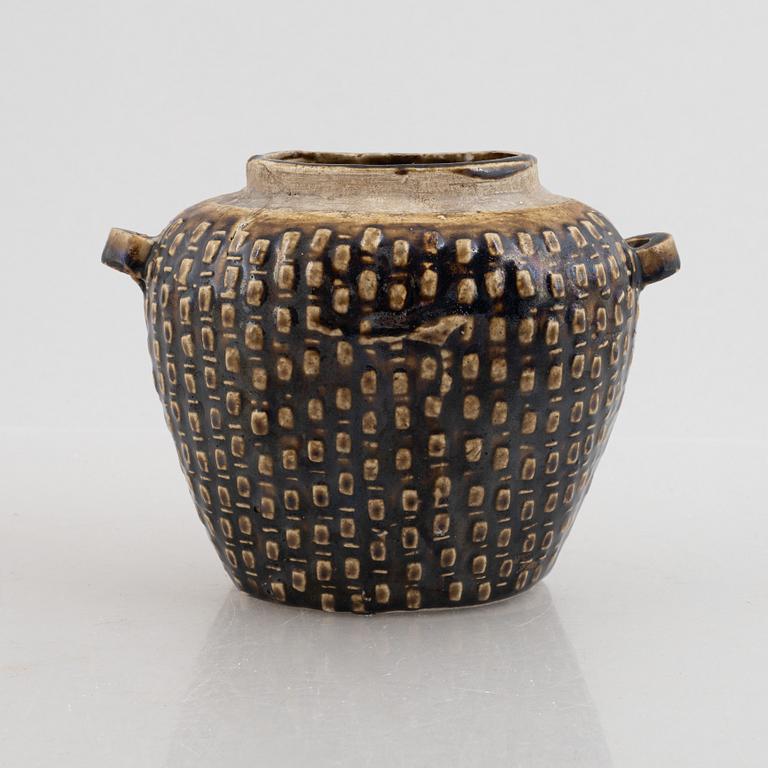 A blue and white bowl and a storage jar, Qing dynasty.