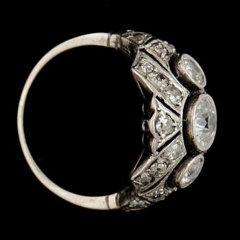 RING, 14K guld med antikslipade diamanter. Vikt ca 3,5 g.