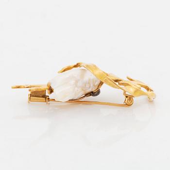 An 18K gold and pearl brooch by Hugo Strömdahl.