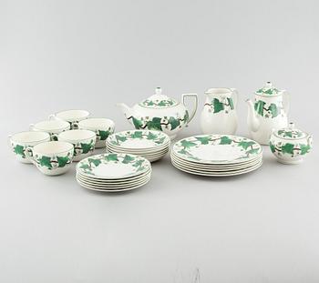 22 pieces of "Napoleon Ivy" in earthenware, made by Wedgewood, 20th century.