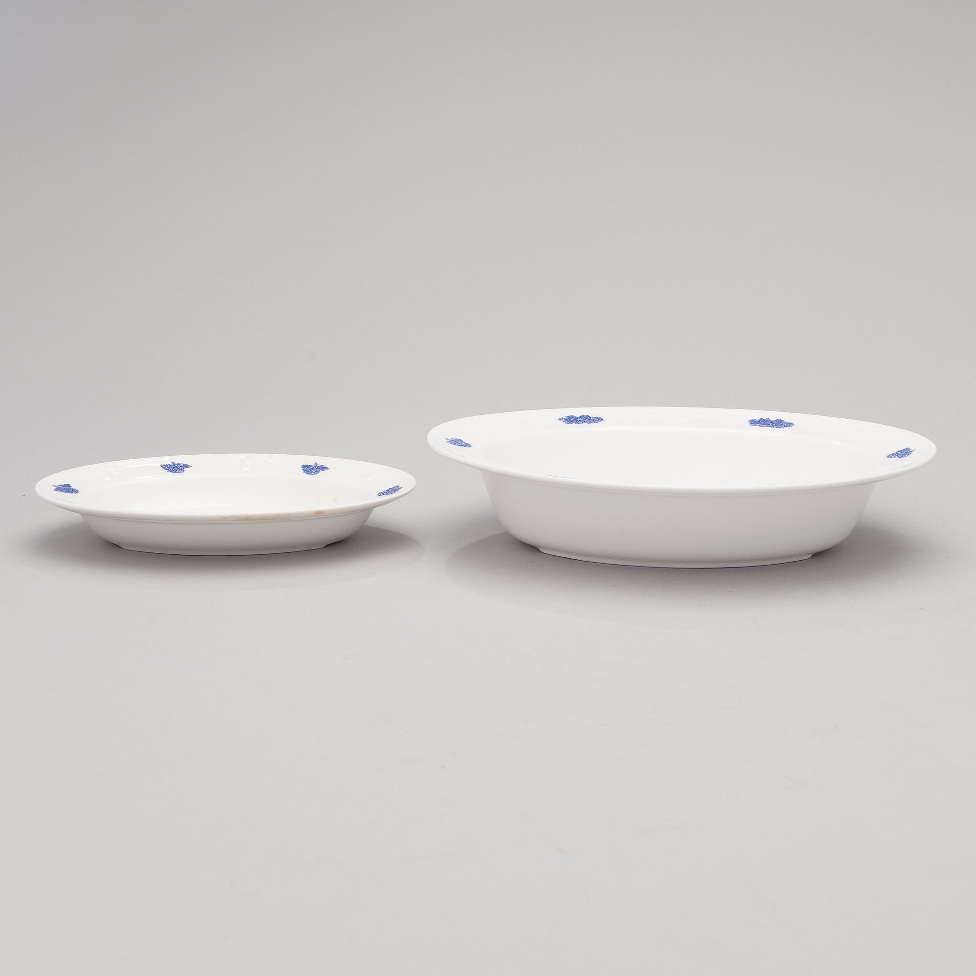 A 43-piece porcelain dinnerware set, "Blå blom", Gustavsberg.