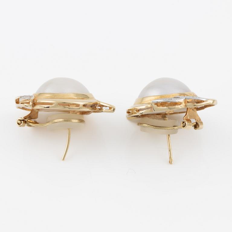 Earrings, a pair, 14K gold with mabé pearls and small brilliant-cut diamonds.