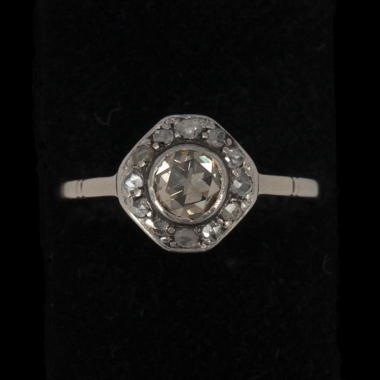 RING, 14K vitguld, 13 st rosenslipade diamanter av vilka mittstenens diam. 5 mm. Vikt 2,3 g.