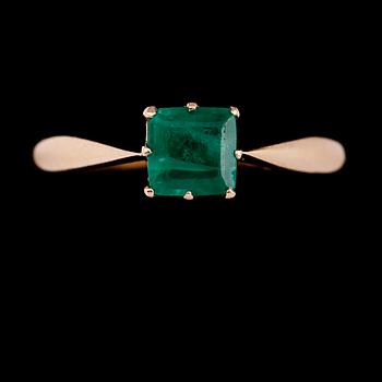 RING, 14 k guld, grön sten. Total vikt ca 2 g.