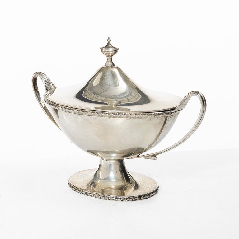 A Swedish sugar-bowl with lid, mark of KG Markströms Guldsmeds AB, Uppsala 1924.