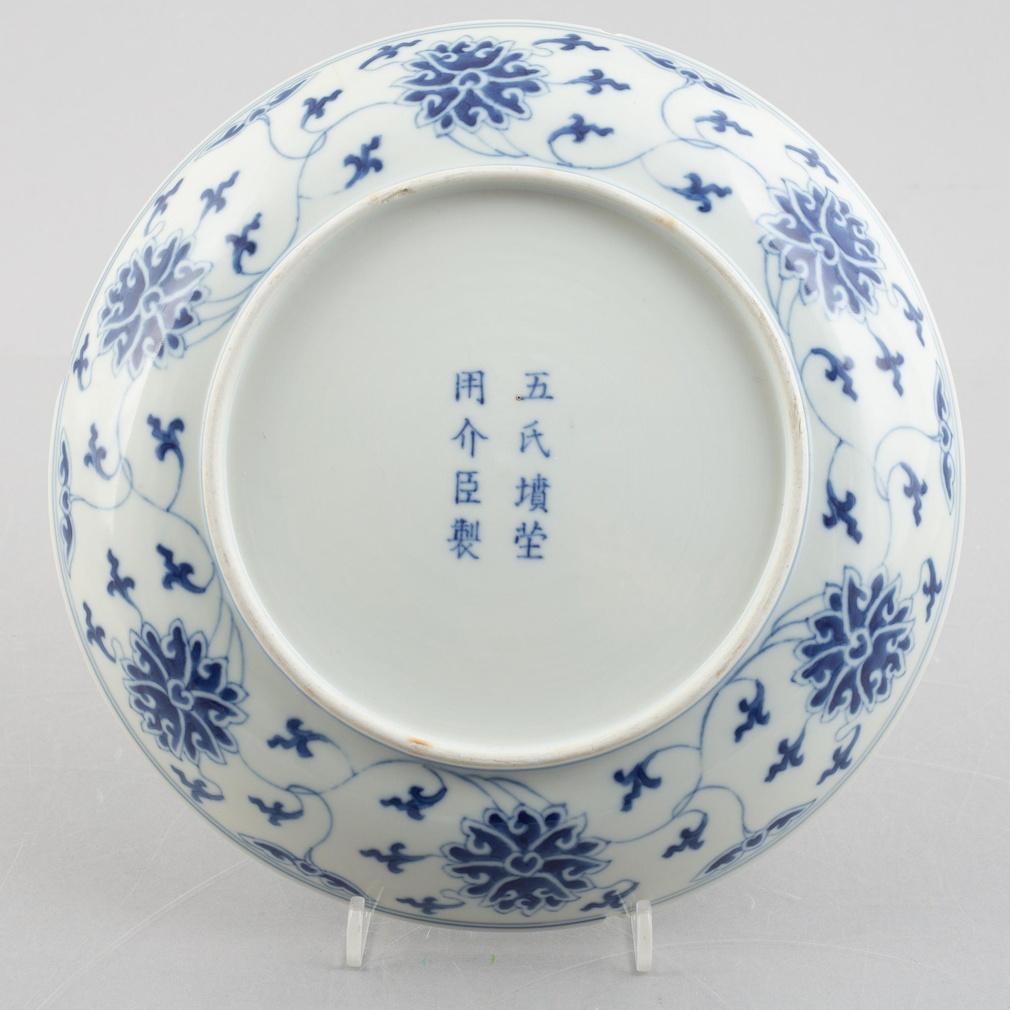 A Chinese blue and white lotus dish, late Qing dynasty / around 1900.