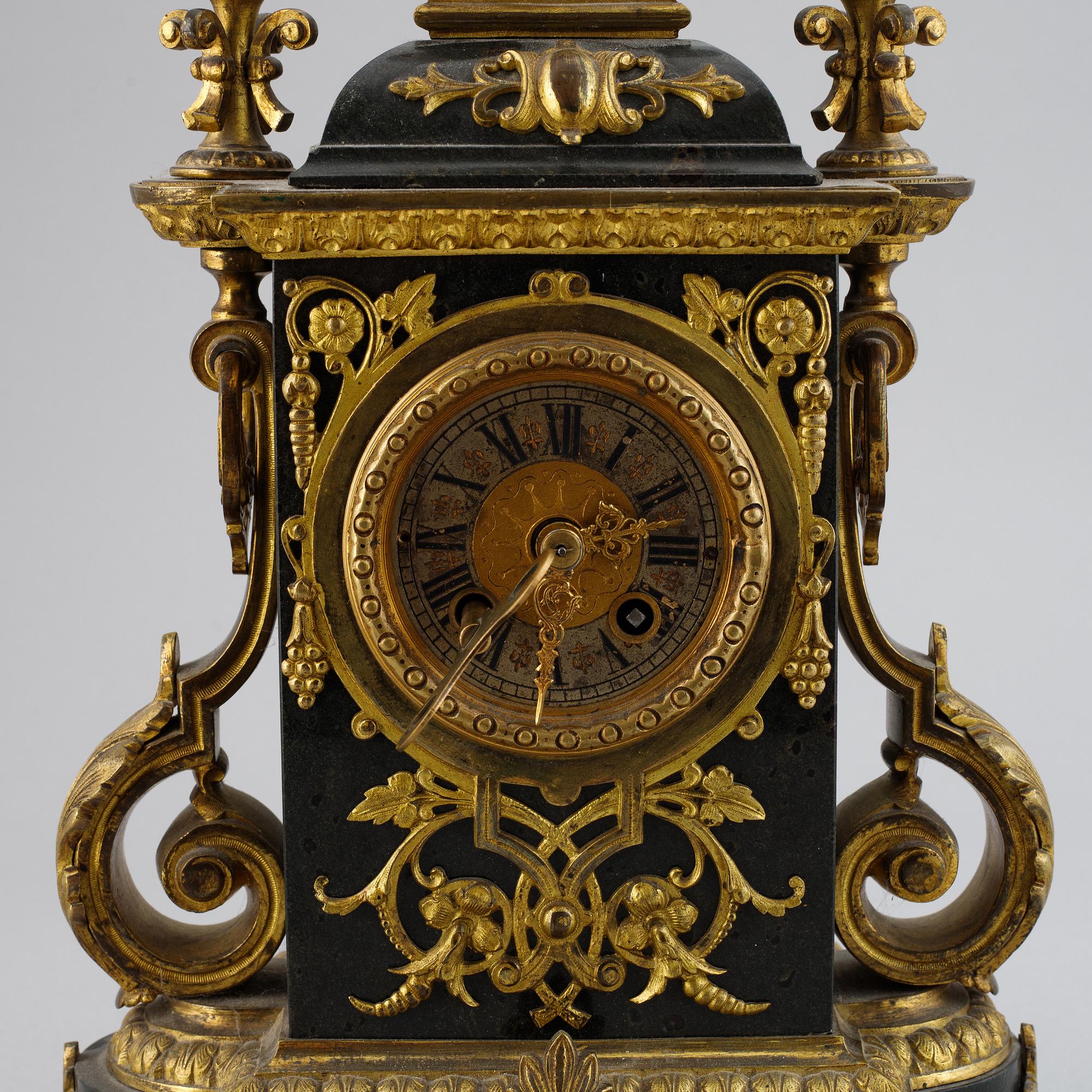 A Louis XVI-style mantel clock from Gustav Becker, ca 1900.