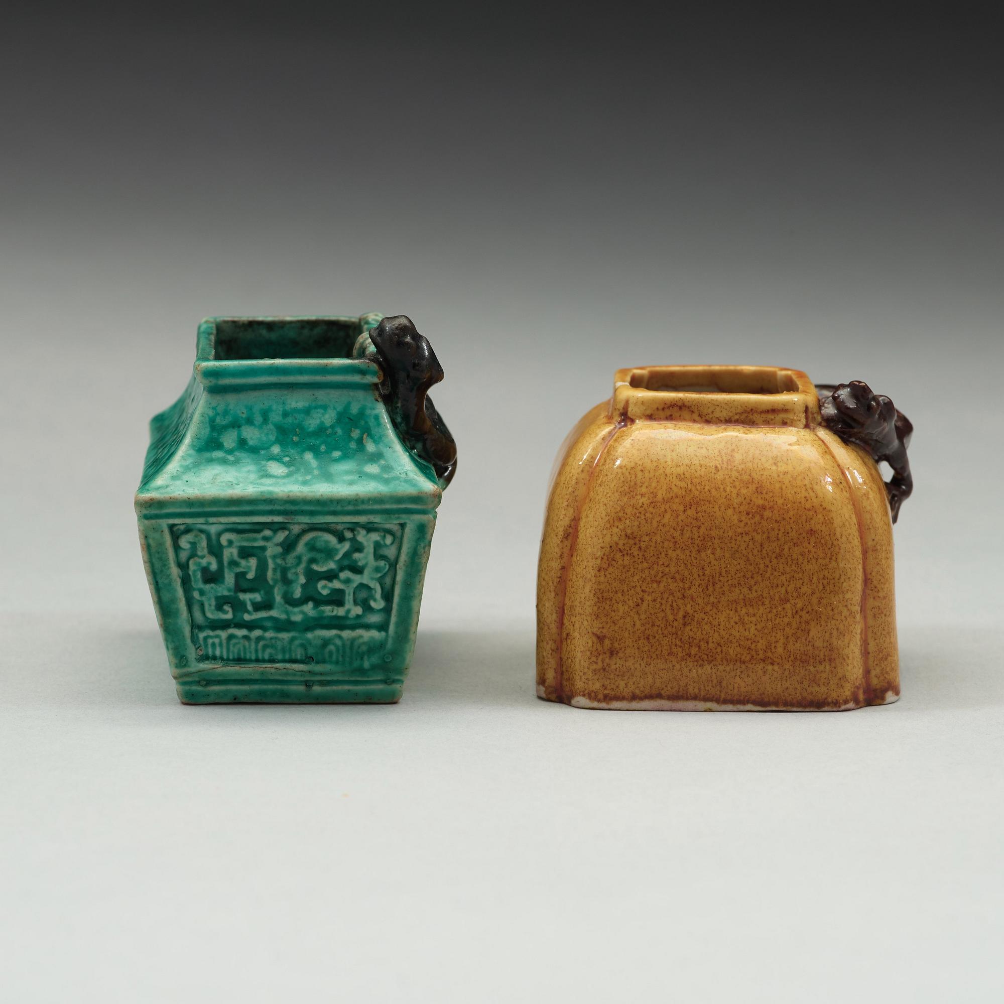 PENSELBAD, två stycken, porslin. Qingdynastin, 1800-tal.