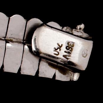COLLIER, 18k vitguld, importstämplat, 1900-talets tredje kvartal. Vikt 46 g.