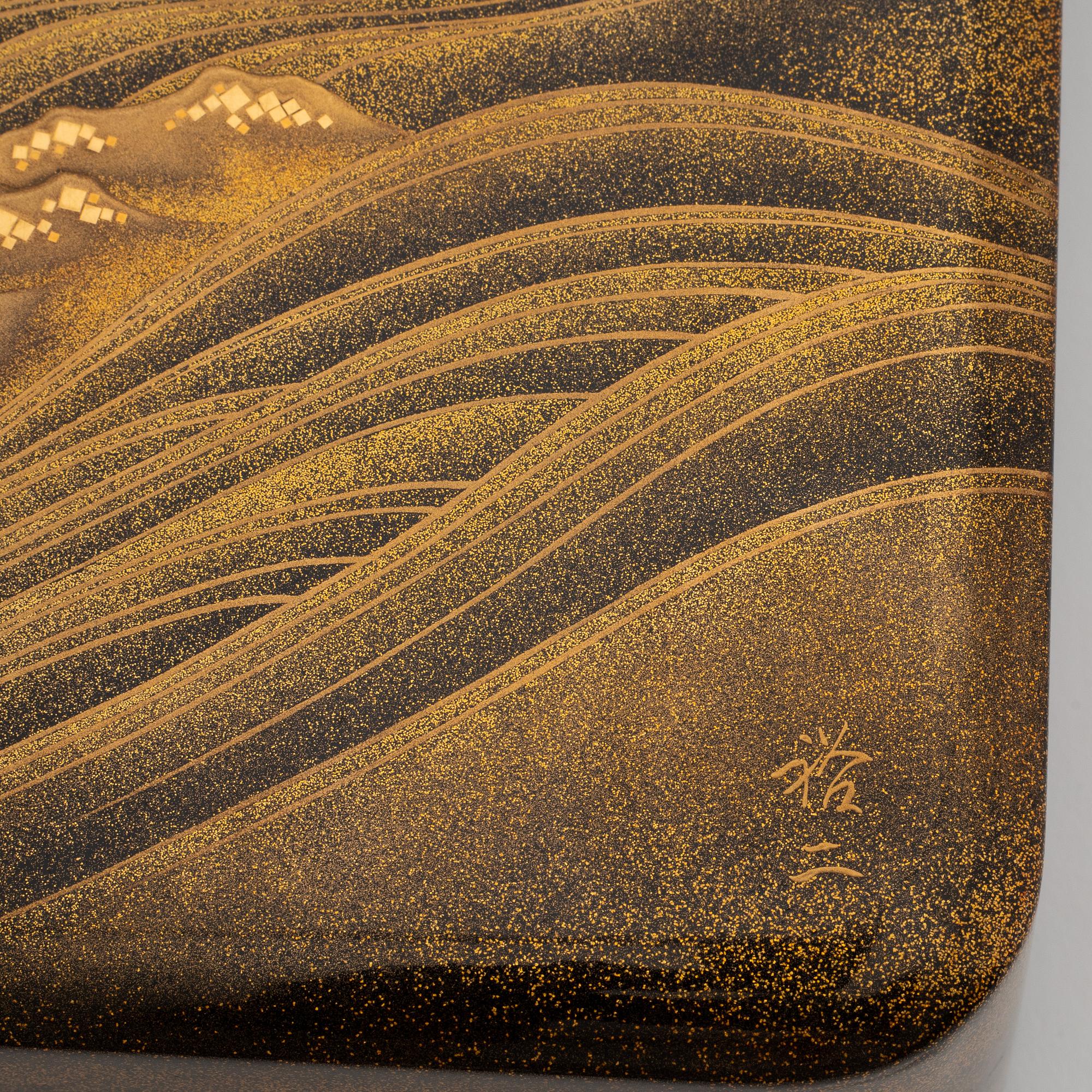 A fine Japanese laqcuer Ryoshibako paper box with cover, presumably Meiji-period, (1868-1912).