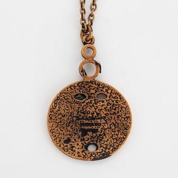 A Jorma Laine pendant with chain in bronze.