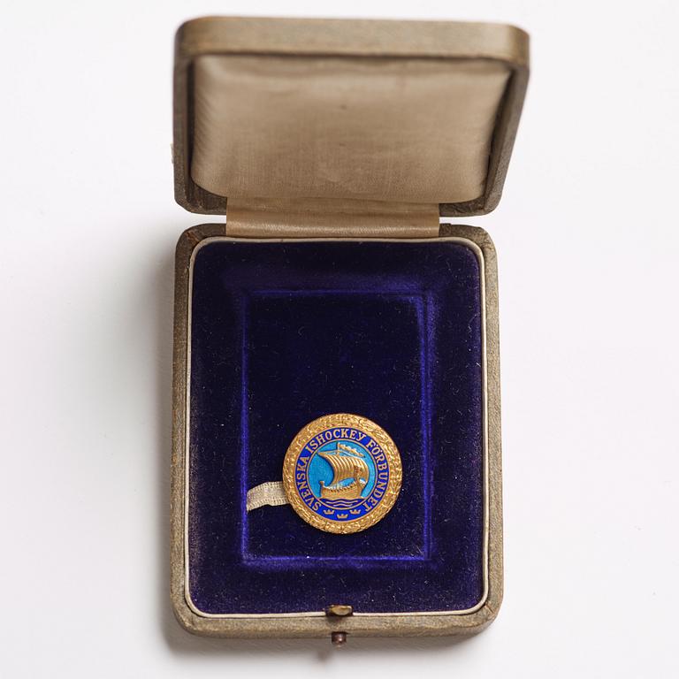 Badge "Stora Grabbars Märke", Swedish Ice Hockey Association, silver and enamel, Stockholm 1955.