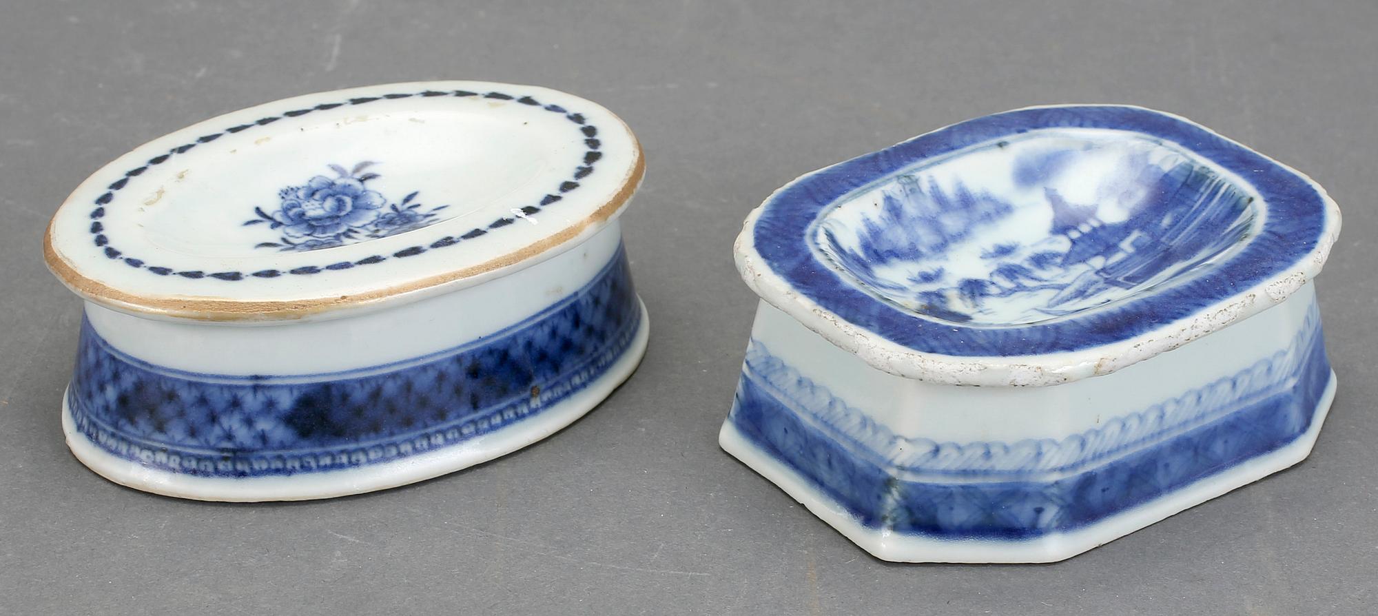 SALTKAR, ett par, porslin, Kina, Qingdynastin, Jiaqing (1795-1820).