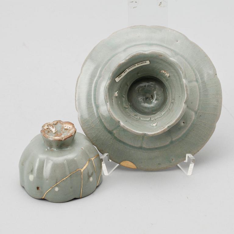 KOPP samt STÄLL, keramik, Korea, 12/1400-tal.