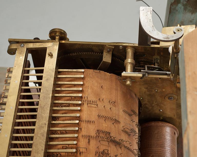 GOLVUR med spelverk, av Peter Strand 1798, med 14 stycken musikrullar. Sengustavianskt.
