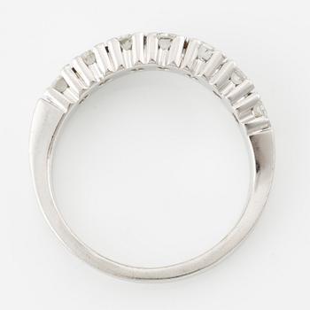 Alliansring 18K vitguld med runda briljantslipade diamanter.