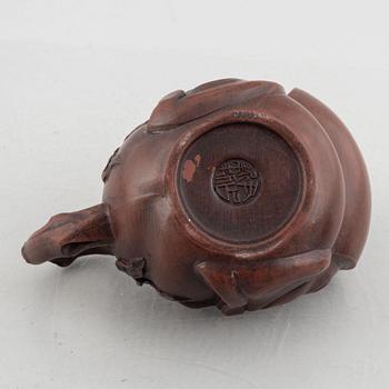 A Chinese yixing teapot, 20th century.