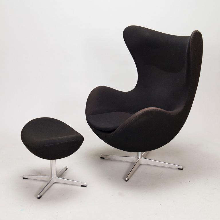 Arne Jacobsen, fåtölj med fotpall "Ägget" för Fritz Hansen 2012 och 2022.