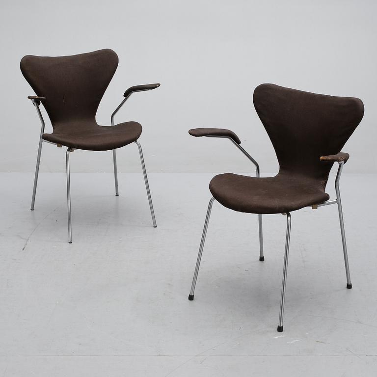 KARMSTOLAR, 2 st,  "Sjuan", Arne Jacobsen, modell formgiven 1955.