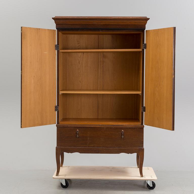 A 1930s cabinet.