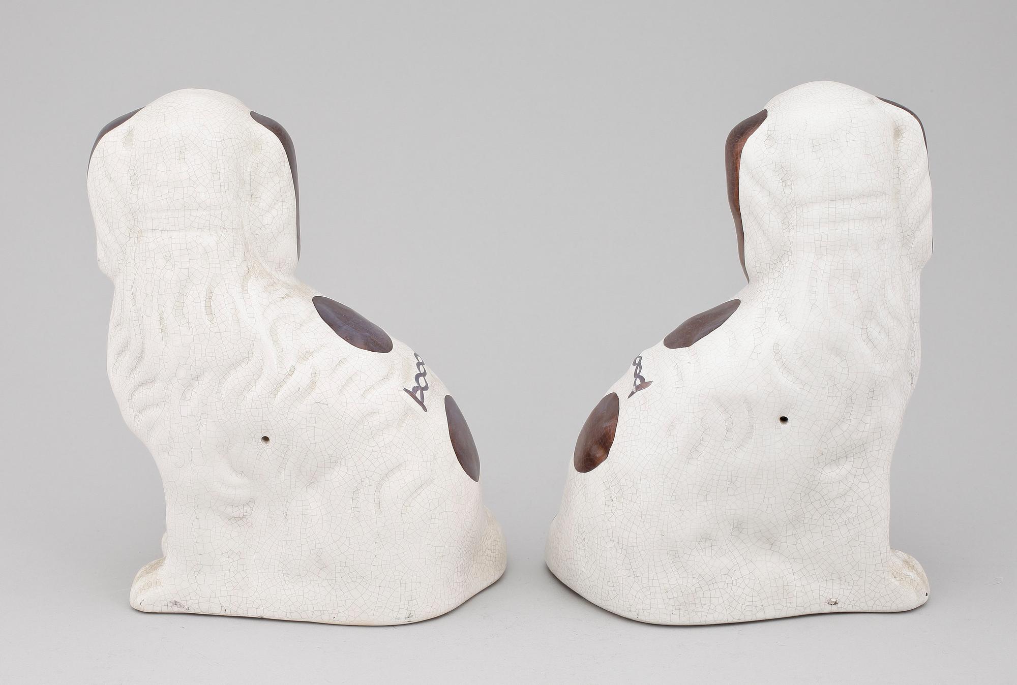 FIGURINER, två par, flintgods. Staffordshiretyp, England, 1900-talets första hälft.