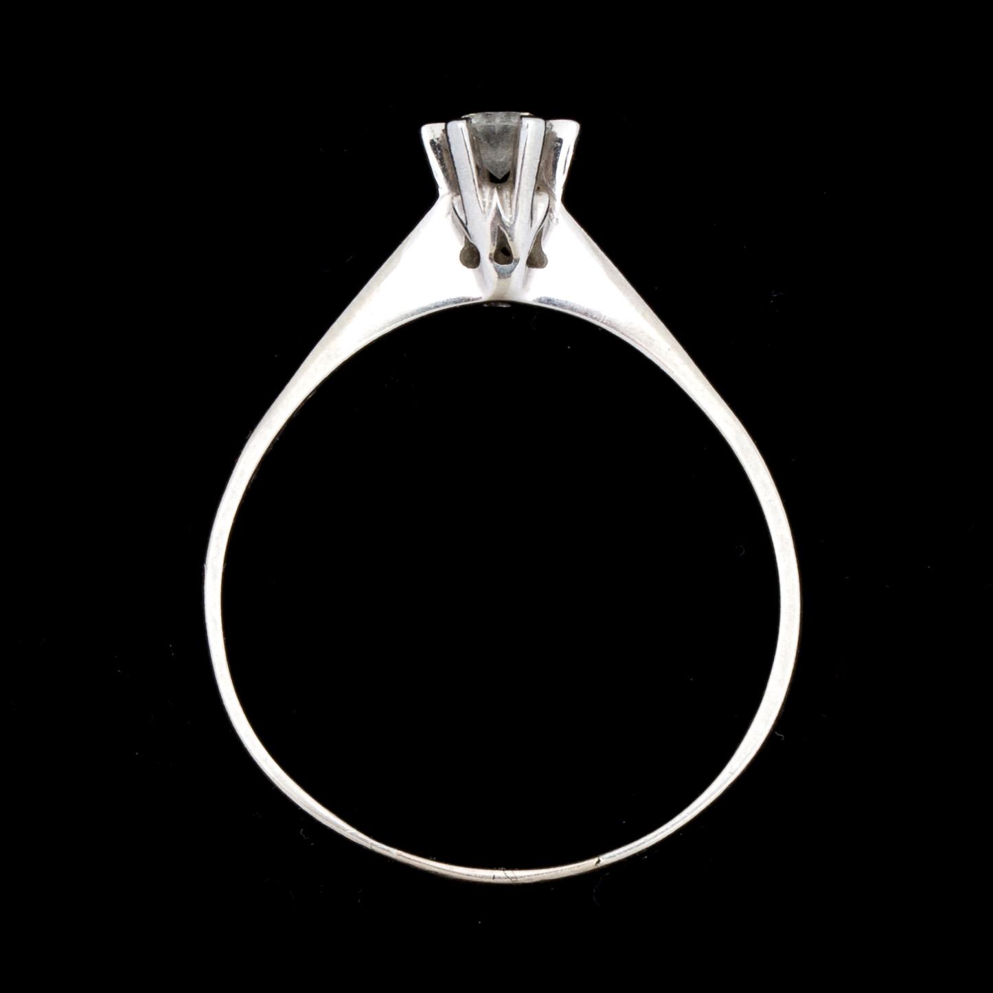 RING, 18k vitguld, rund briljantslipad diamant ca 0,20ct enligt gravyr. Vikt ca 2g.