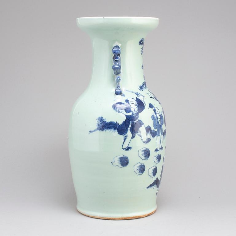 A blue and white vase, Qing dynsty, circa 1900.