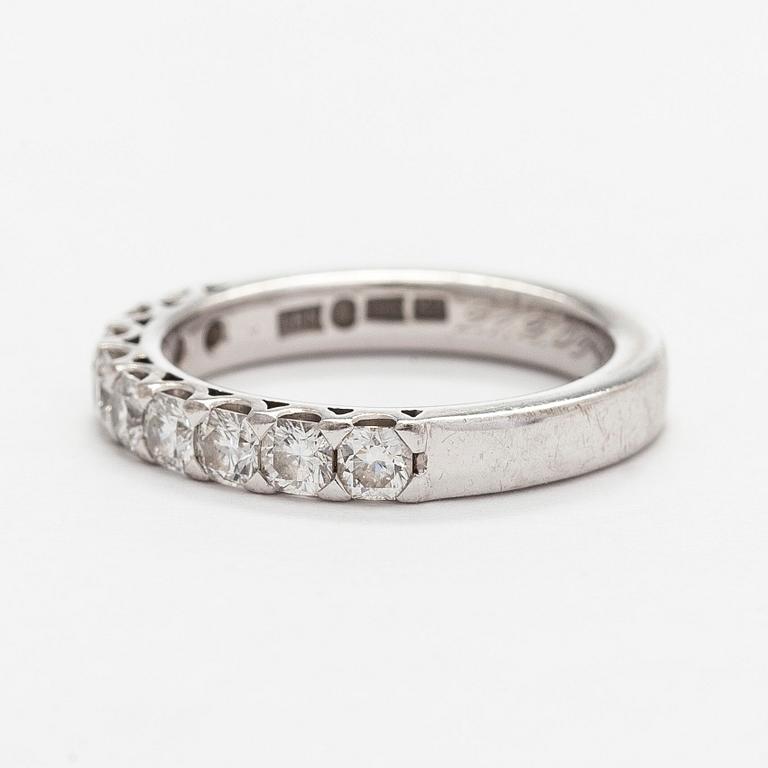 An 18K white gold ring with Flander cut diamonds. AEN Àjour Stockholm 2008.