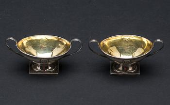 SALTKAR, ett par, silver, Empire, 1800-talets början. Vikt ca 66 gram.