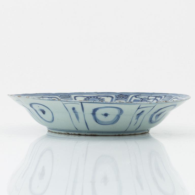 Skålfat, porslin, Kina, Mingdynastin, Wanli (1572-1620).
