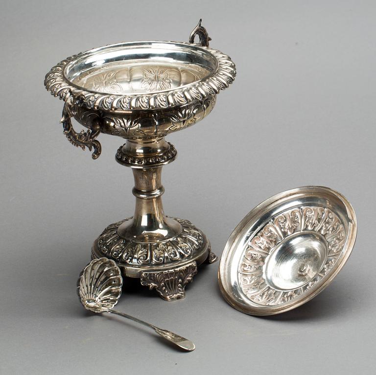 SOCKERSKÅL på fot, silver, Anders Lundqvist, Stockholm. 1841. Total vikt ca 900 gram.