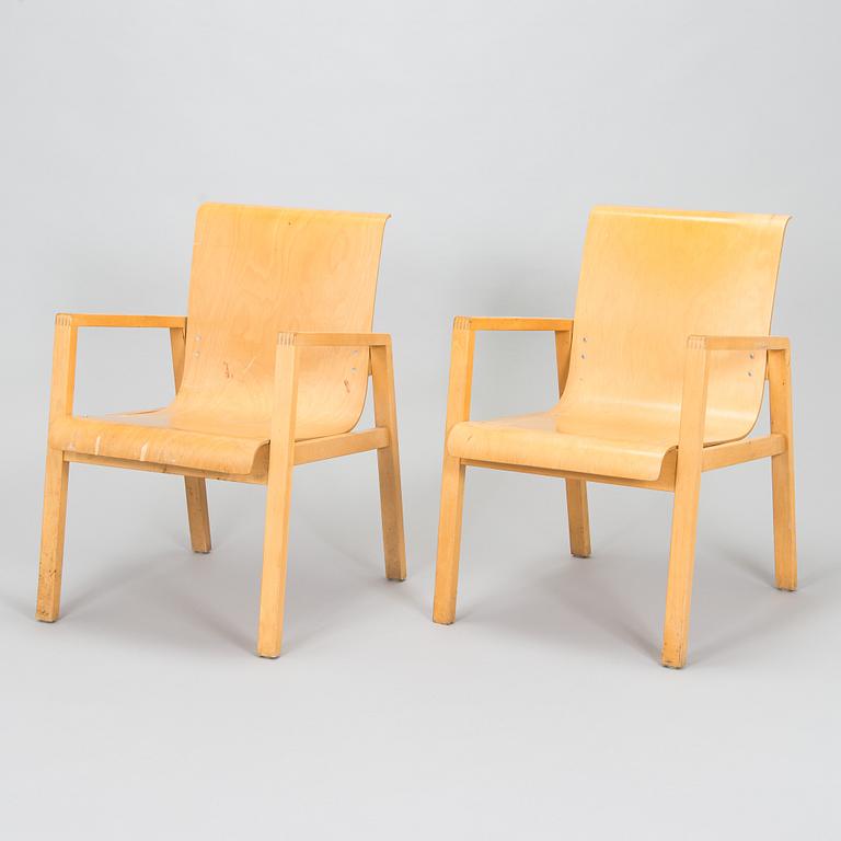 Alvar Aalto, A pair of 1970s armchairs model 403 for Artek.
